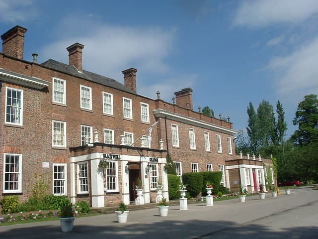 Blackwell Grange Hotel (via Wikimedia Commons, CC BY-SA 2.0)