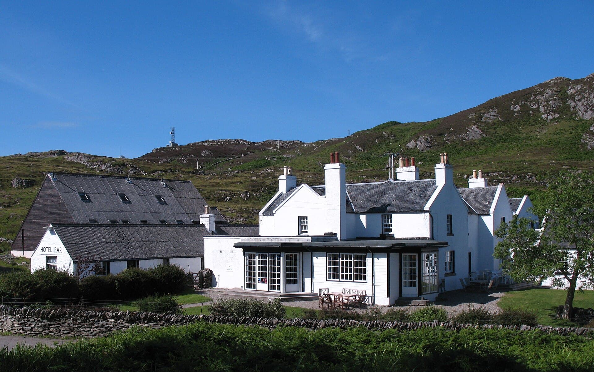 Colonsay Hotel (via Wikimedia Commons, CC BY-SA 2.0)
