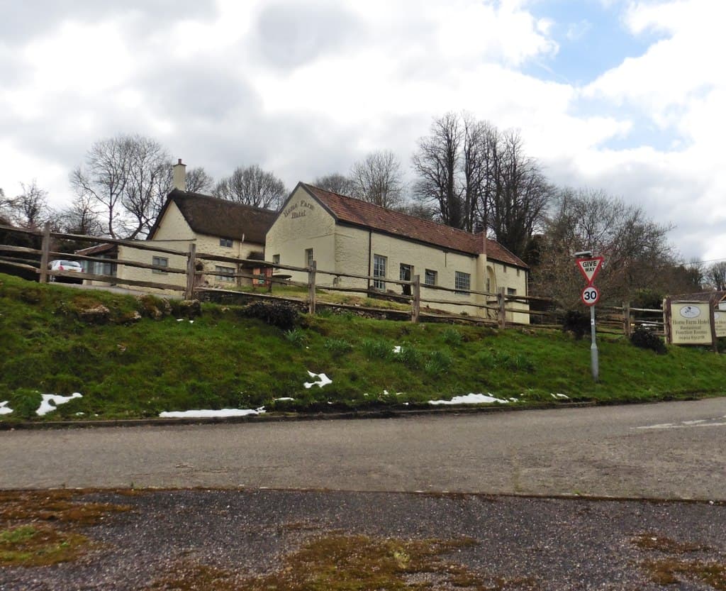 Home Farm Hotel (via Wikimedia Commons, CC BY-SA 2.0)