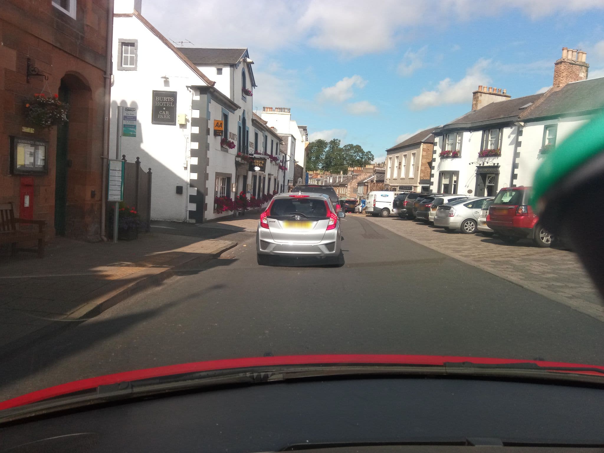Street view near Burt's Hotel, Melrose — © victuallers (CC BY-SA · Mapillary)