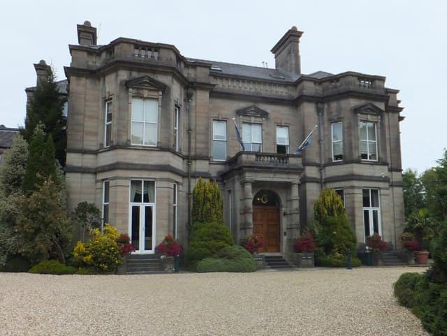Tre-Ysgawen Hall (via Wikimedia Commons, CC BY-SA 2.0)