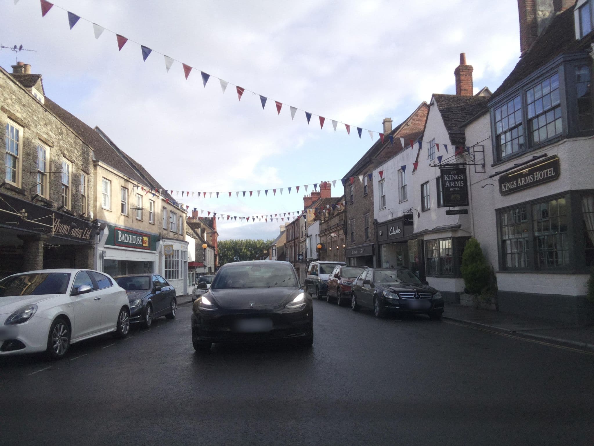 Street view near The Kings Arms Hotel, Malmesbury — © southglos (CC BY-SA · Mapillary)