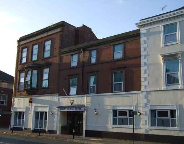 Aston Court Hotel (via Wikimedia Commons, CC BY-SA 2.0)