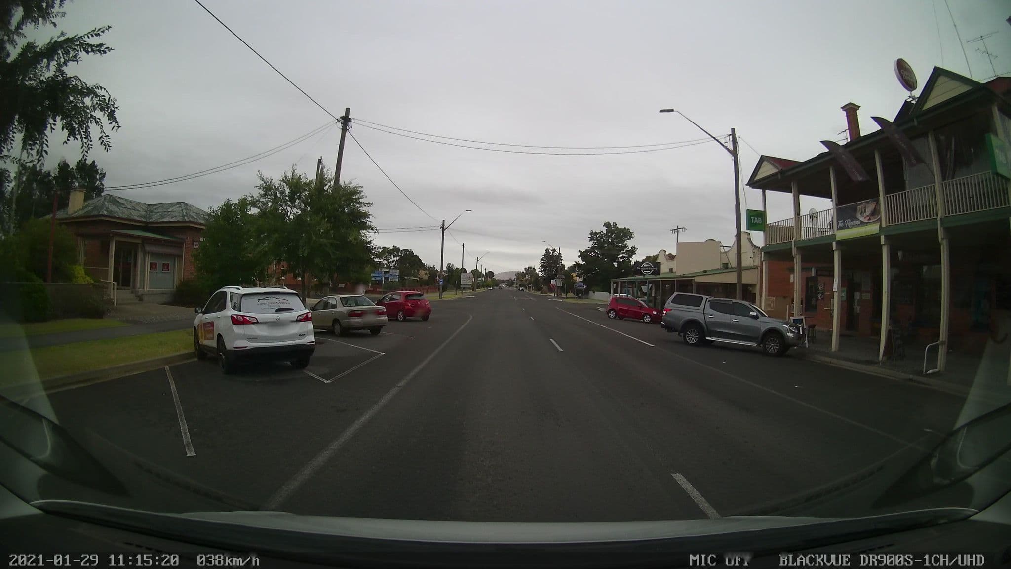 Street view near Riverina Hotel, Holbrook — © bob3bob3 (CC BY-SA · Mapillary)