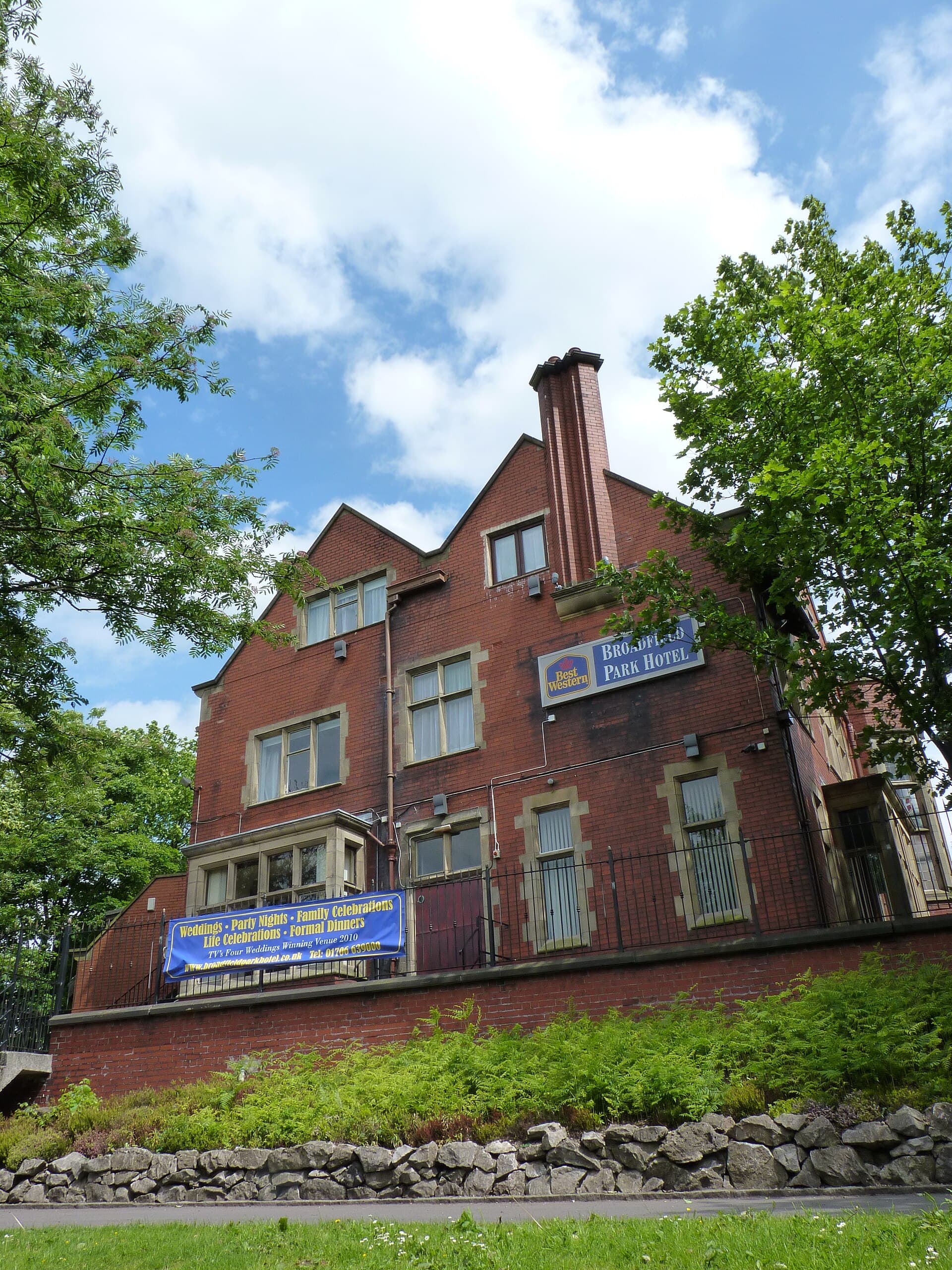 Broadfield Park Hotel (via Wikimedia Commons, CC BY 3.0)