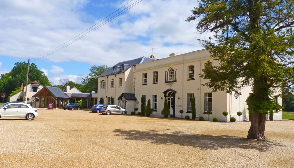East Close Country House Hotel (via Wikimedia Commons, CC BY-SA 2.0)