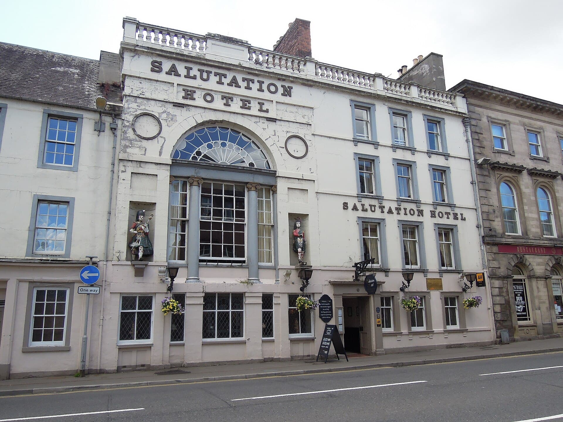 Salutation Hotel (via Wikimedia Commons, CC BY-SA 2.0)