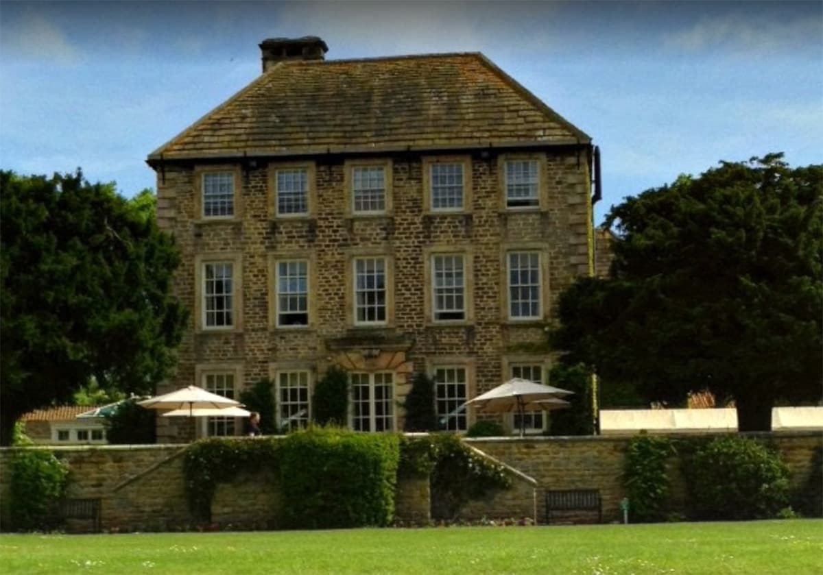 Headlam Hall Hotel (via Wikimedia Commons, CC BY-SA 4.0)
