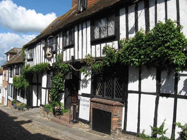 The Mermaid Inn (via Wikimedia Commons, CC BY-SA 2.0)