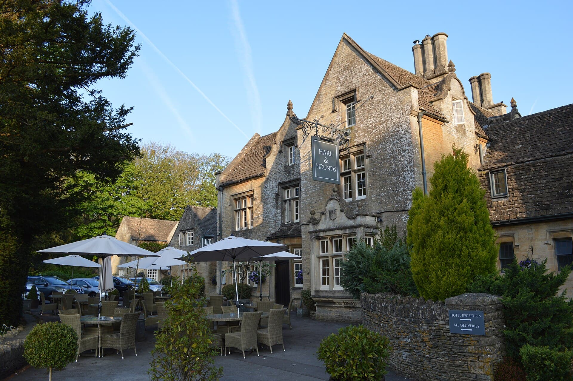 The Hare & Hounds Hotel (via Wikimedia Commons, CC BY-SA 2.0)