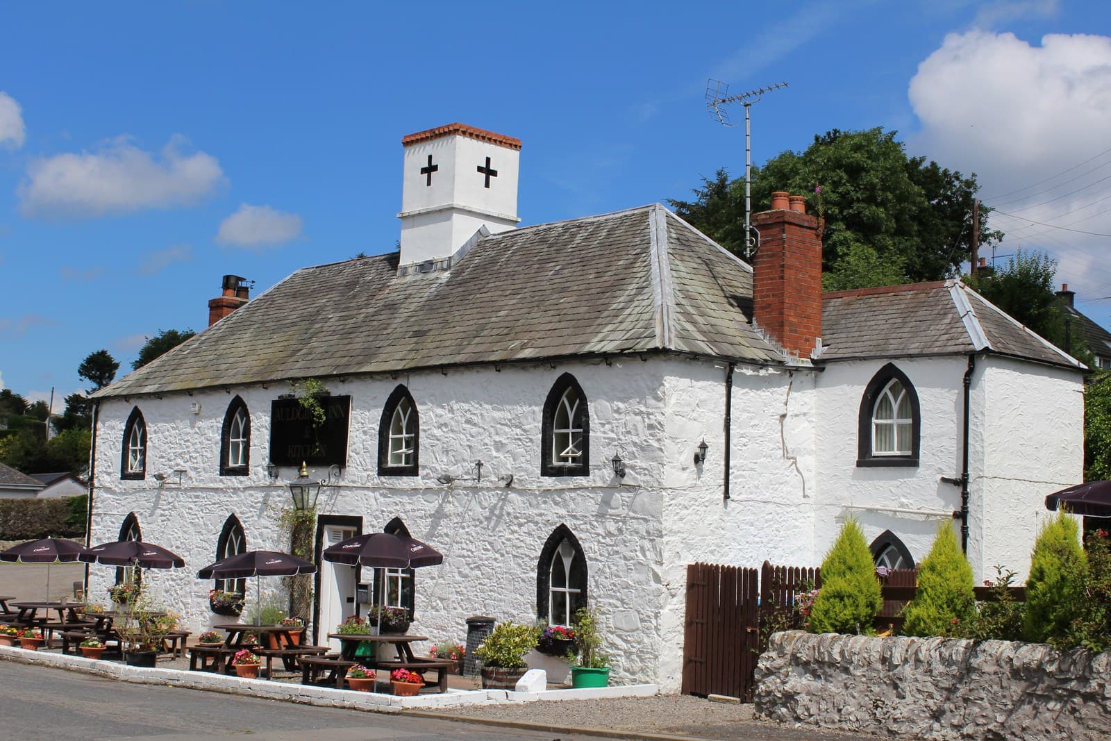 Auldgirth Inn (via Wikimedia Commons, CC BY-SA 2.0)