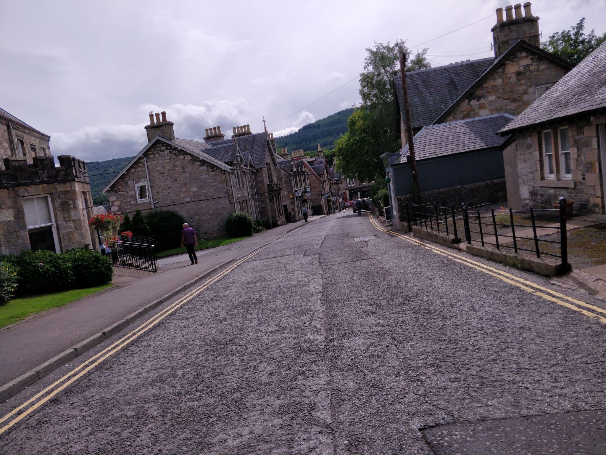 Street view near Scotland's Hotel, Pitlochry — © amaurycarrade (CC BY-SA · Mapillary)