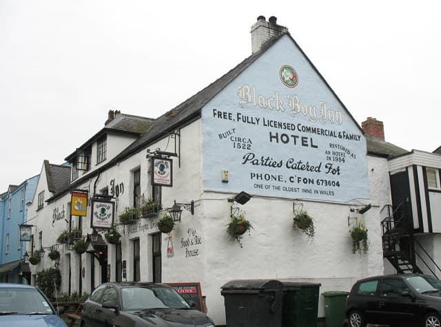 The Black Boy Inn - Gwesty (via Wikimedia Commons, CC BY-SA 2.0)