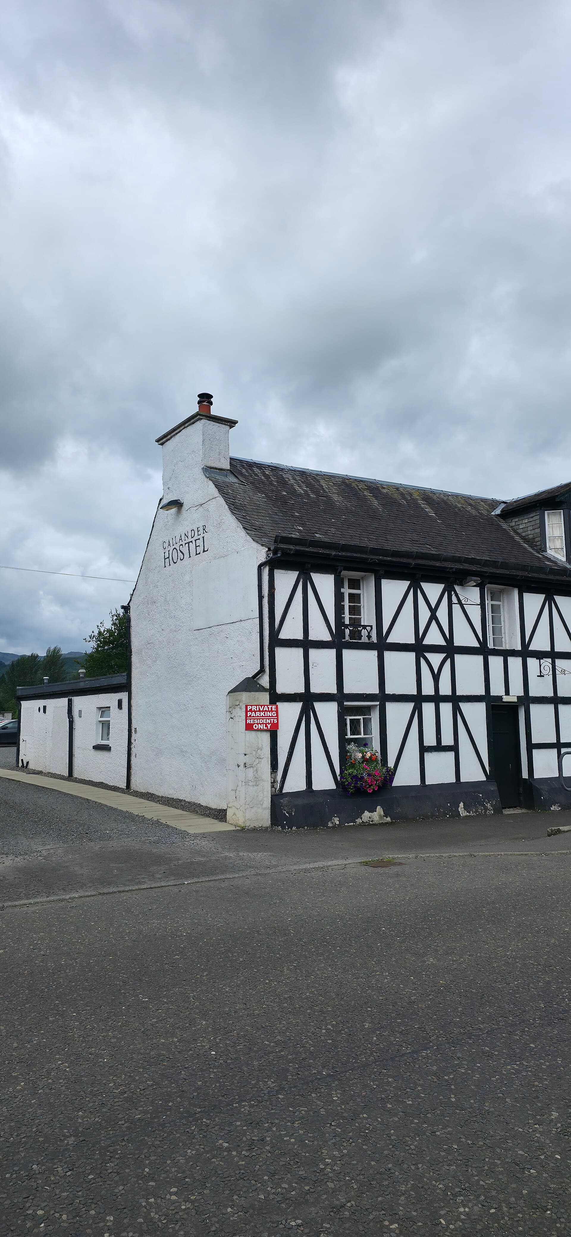 Callander Hostel (via Wikimedia Commons, CC BY-SA 4.0)