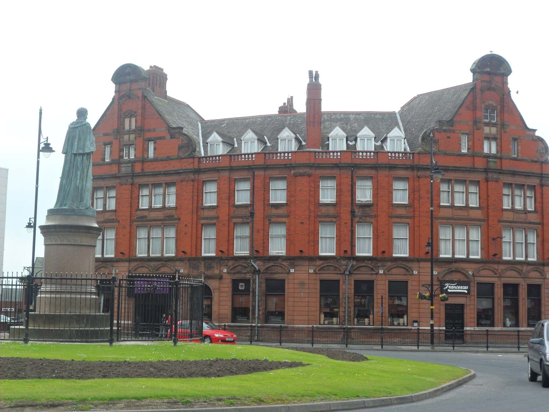Majestic Hotel (via Wikimedia Commons, CC BY-SA 3.0)