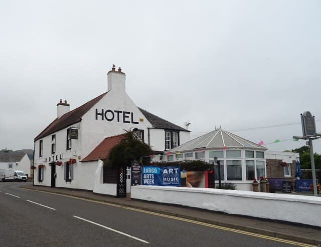 Upper Largo Hotel & Restaurant (via Wikimedia Commons, CC BY-SA 2.0)
