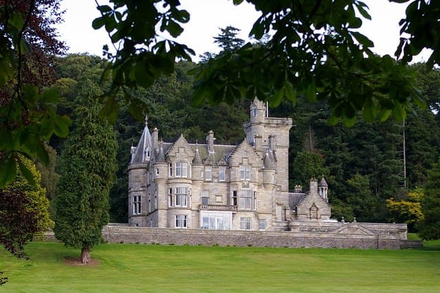 Kinnettles Castle (via Wikimedia Commons, CC BY-SA 2.0)