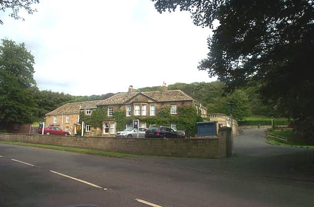 Wentbridge Hotel (via Wikimedia Commons, CC BY-SA 2.0)