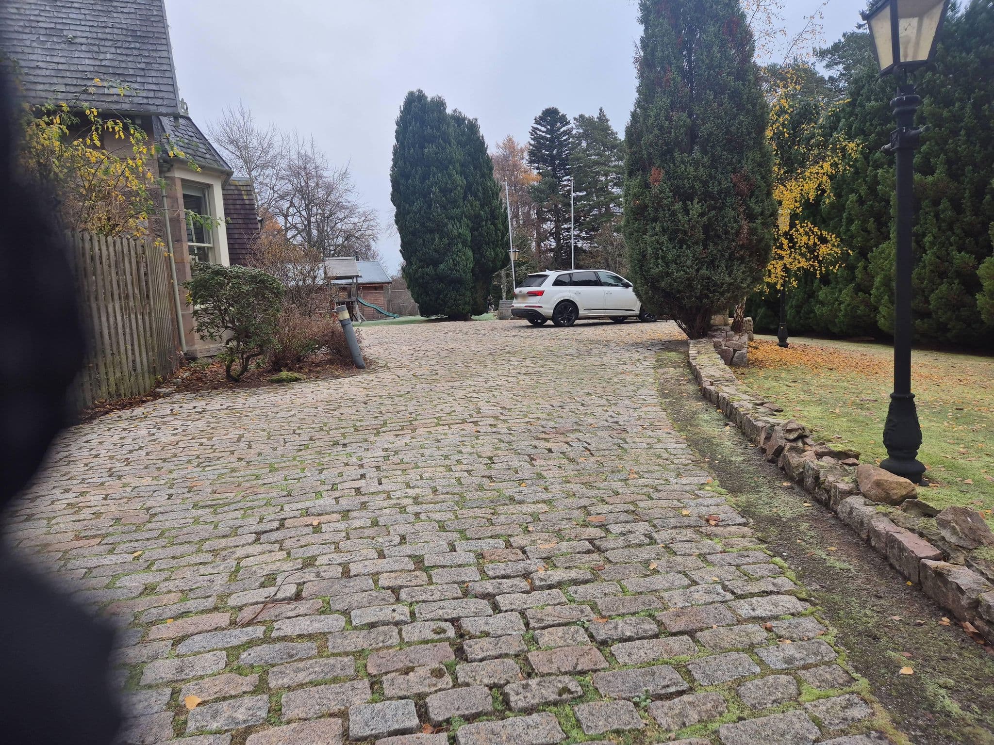 Street view near Pinebank Chalets, Aviemore — © oscarvideos25 (CC BY-SA · Mapillary)