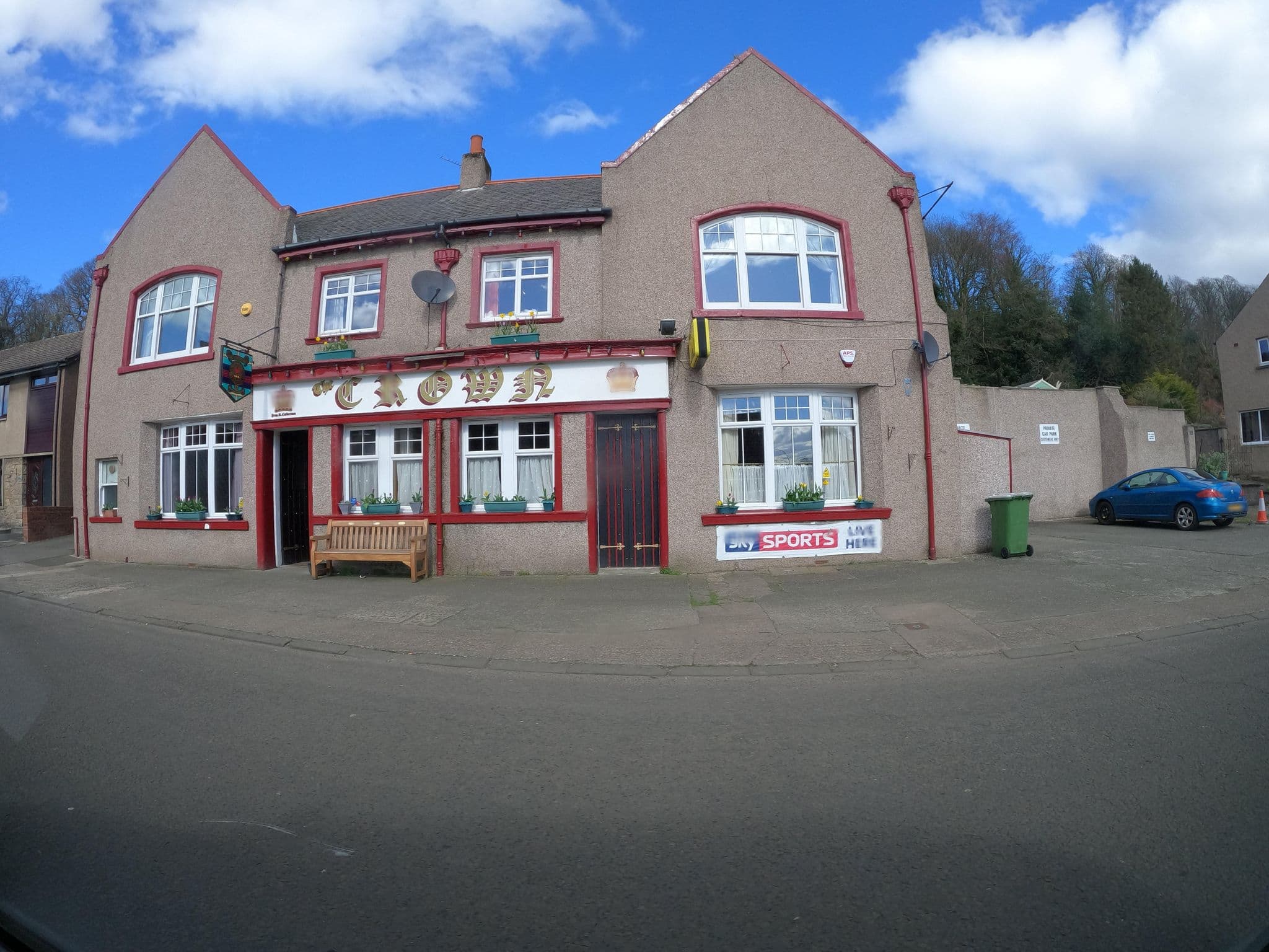 Street view near The Crown Inn, High Valleyfield — © hobgoblin (CC BY-SA · Mapillary)