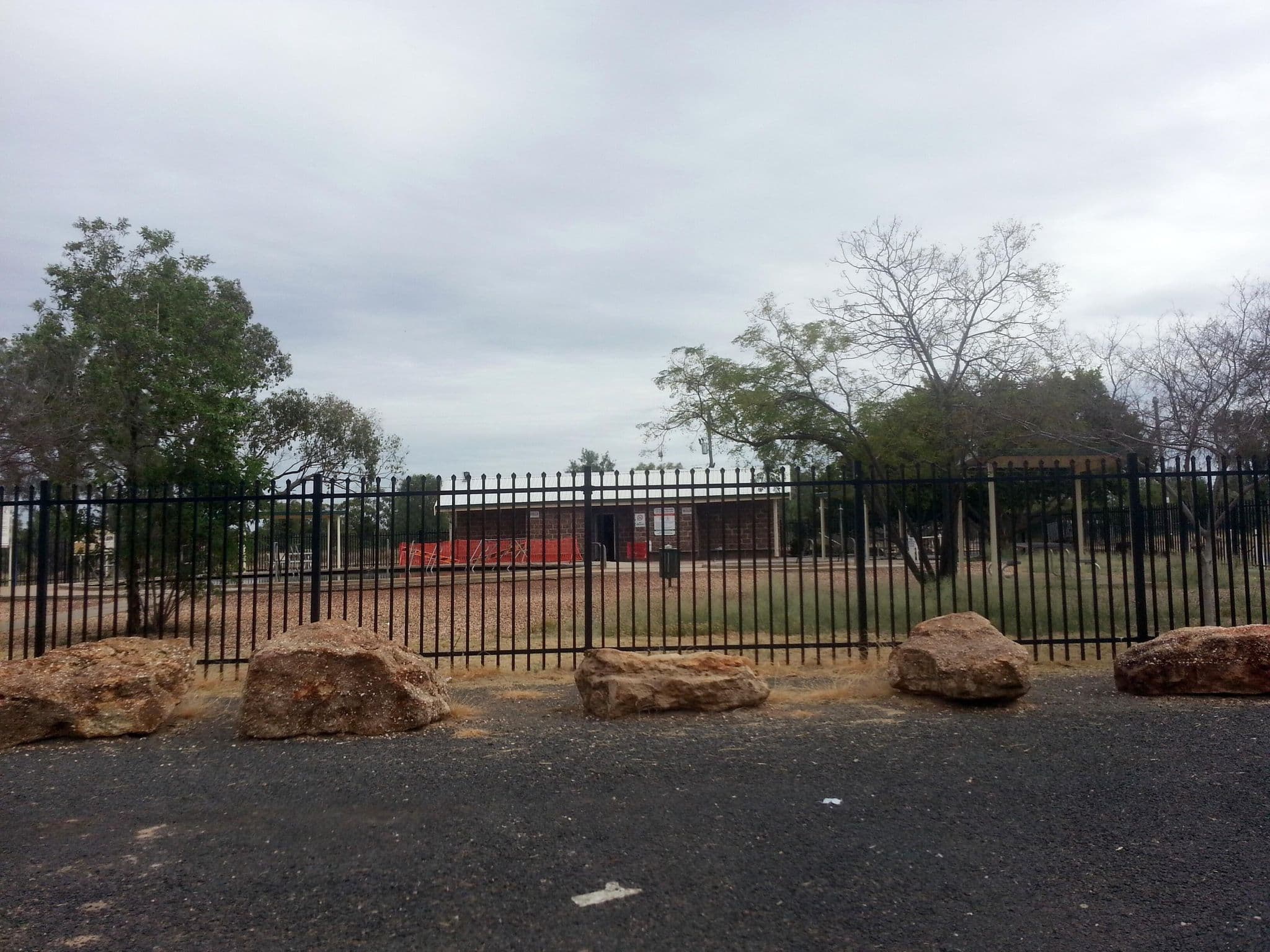Street view near Bore Baths-Lightning Ridge (prohibited), Lightning Ridge — © bob3bob3 (CC BY-SA · Mapillary)