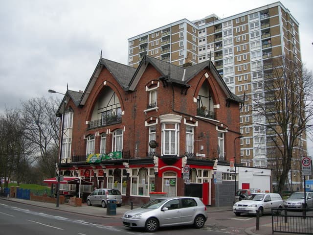 No.8 Hostel Seven Sisters (via Wikimedia Commons, CC BY-SA 2.0)