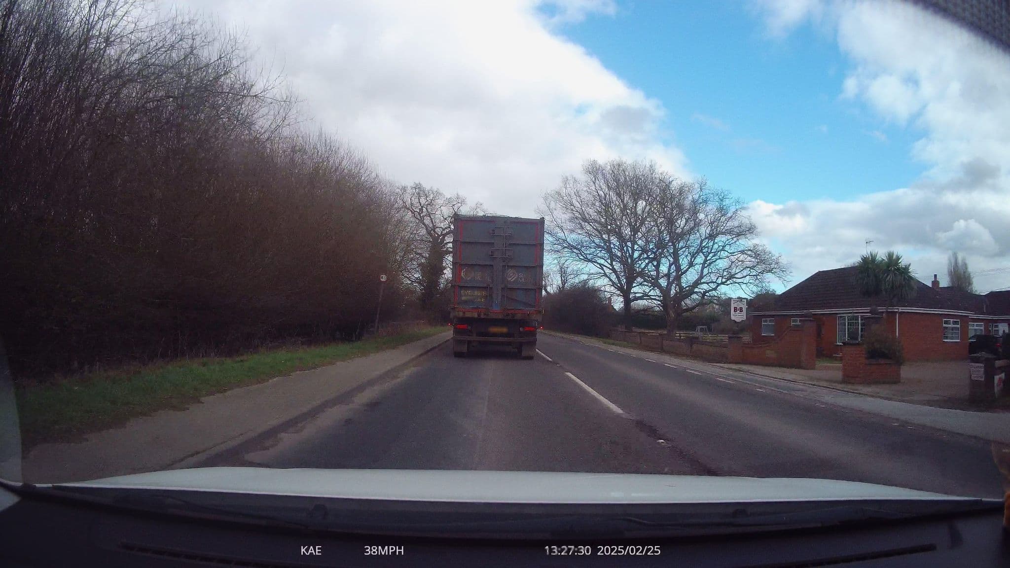 Street view near York Rose B&B, Wilberfoss — © lamaar639 (CC BY-SA · Mapillary)