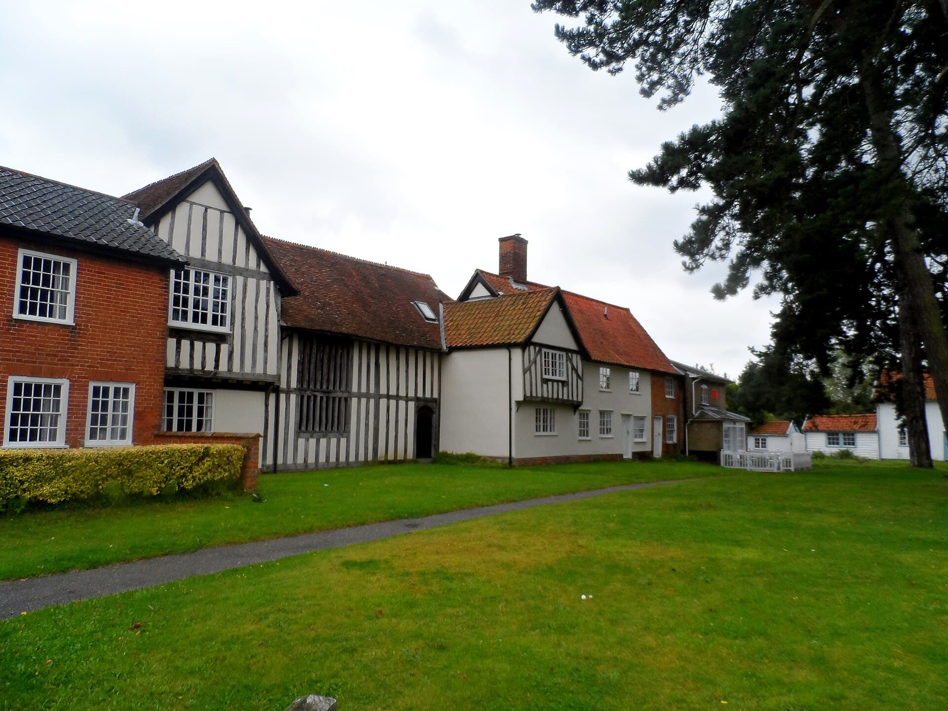New Inn (via Wikimedia Commons, CC BY-SA 2.0)