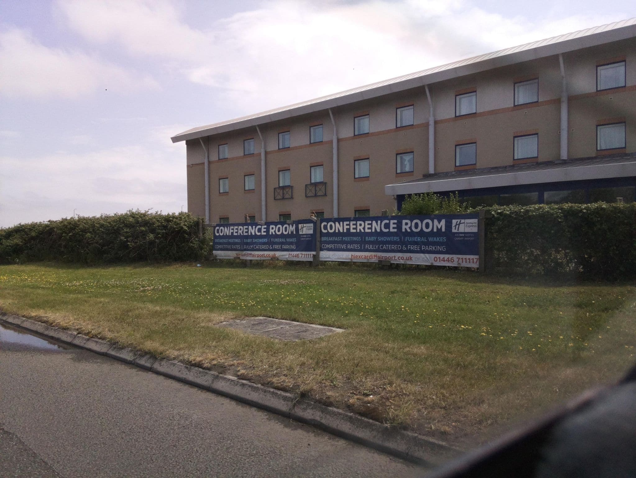 Street view near Holiday Inn Express, Rhoose — © southglos (CC BY-SA · Mapillary)