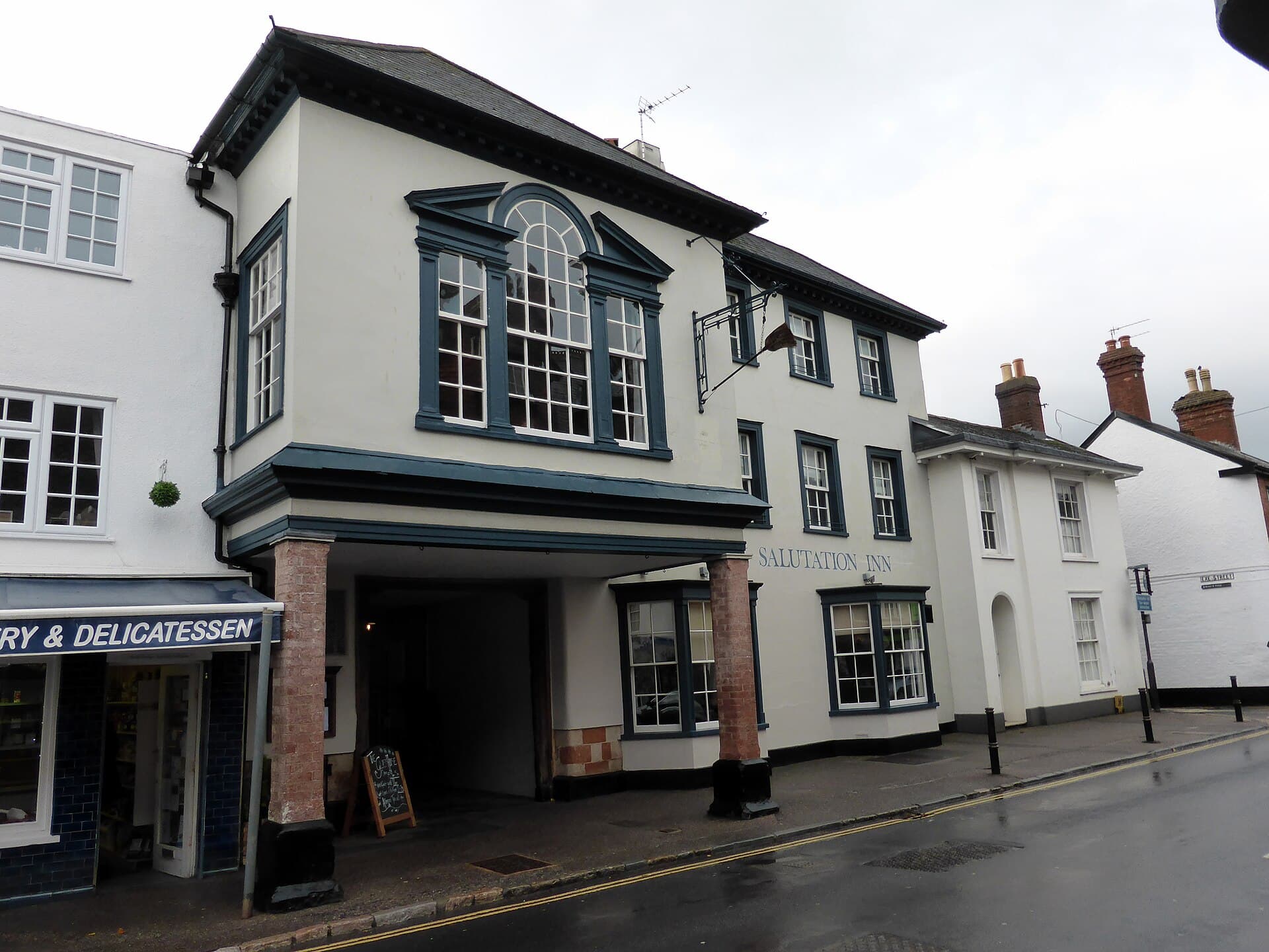 The Salutation Inn (via Wikimedia Commons, CC BY-SA 2.0)