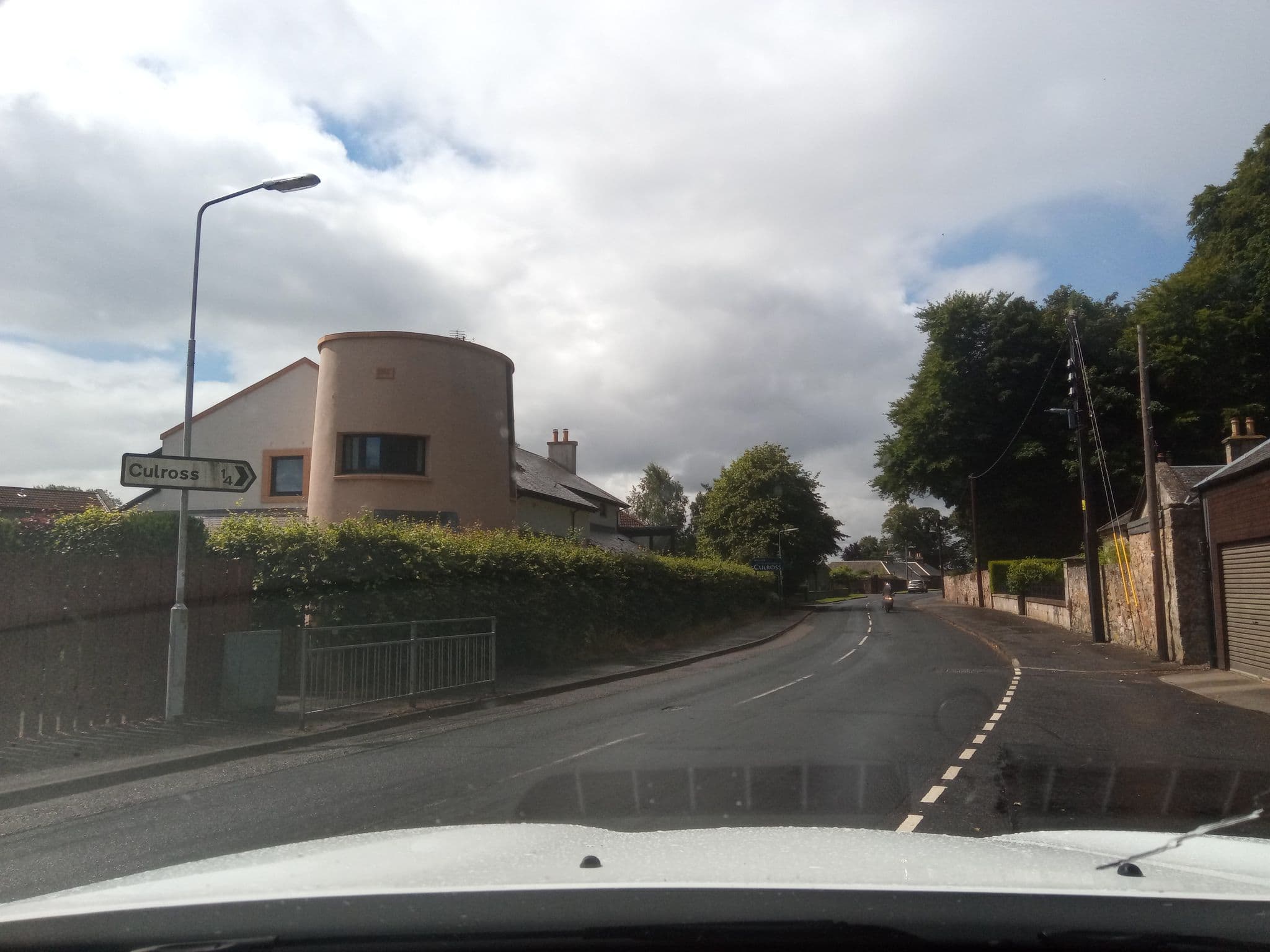 Street view near Saorsa House, High Valleyfield — © victuallers (CC BY-SA · Mapillary)