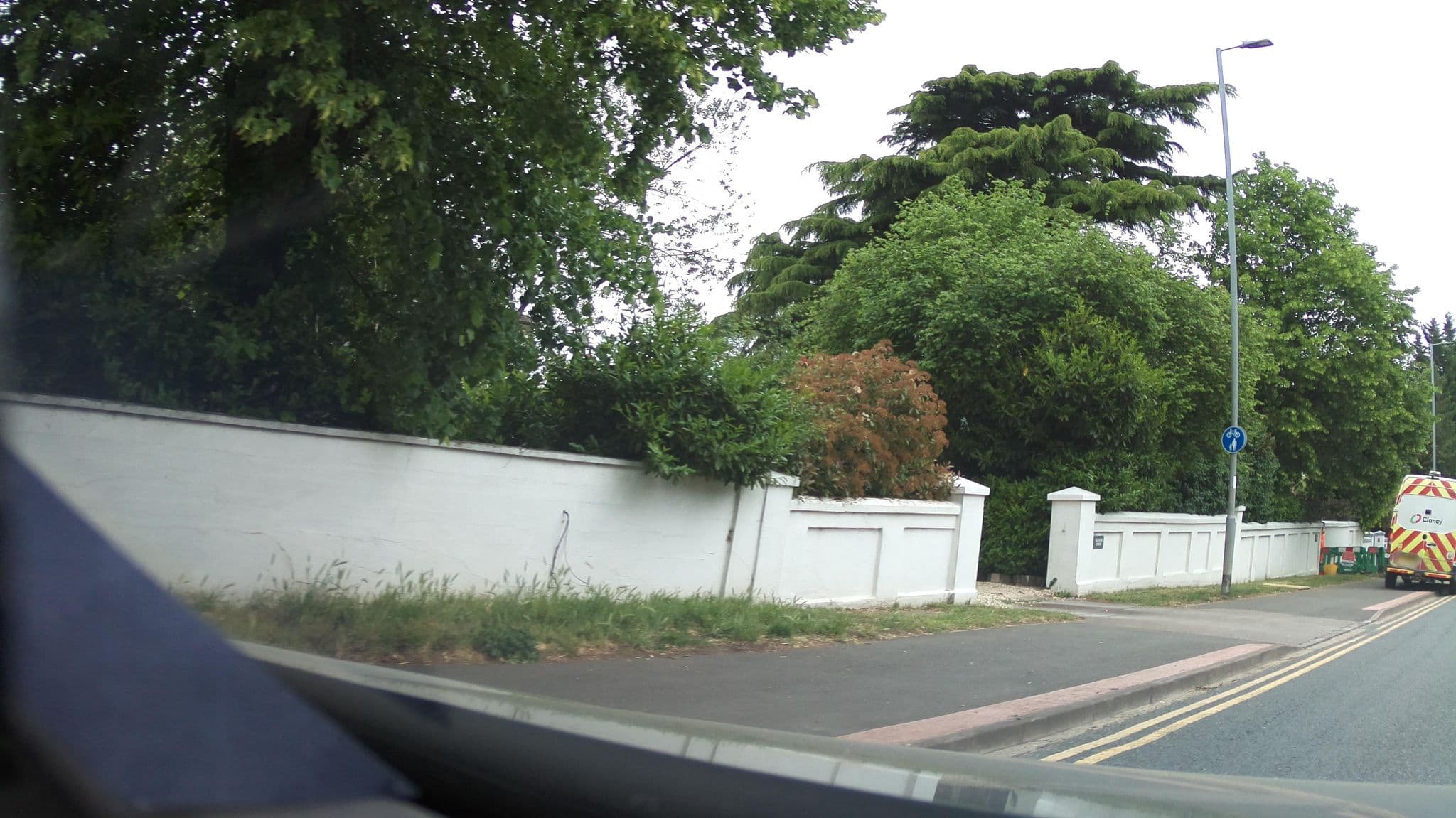 Street view near Fines Bayliwick Hotel, Bracknell — © southglos (CC BY-SA · Mapillary)