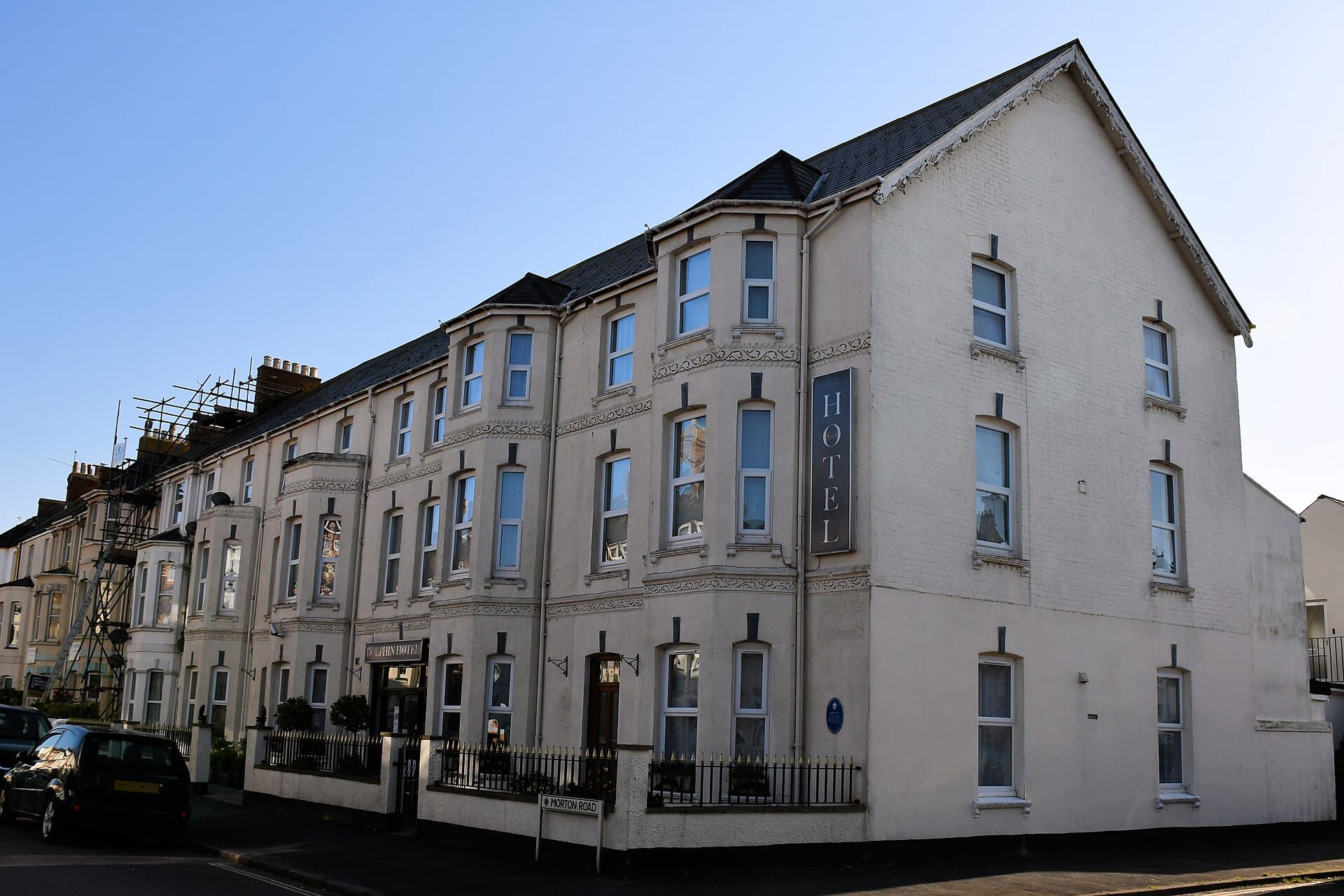 Dolphin Hotel (via Wikimedia Commons, CC0)
