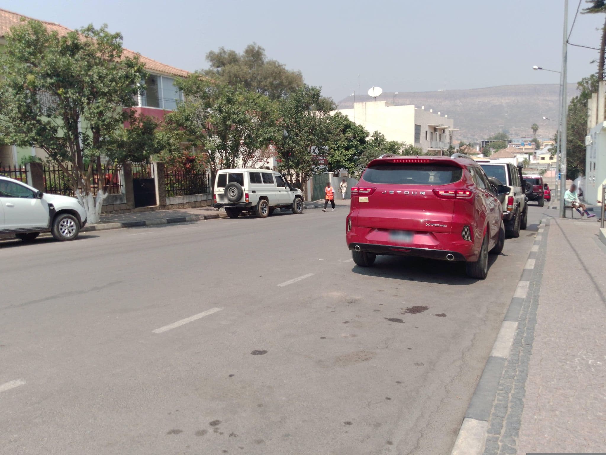 Street view near Hotel Lubango, Lubango — © Paulino_Kassivela_Kamuamba (CC BY-SA · Mapillary)