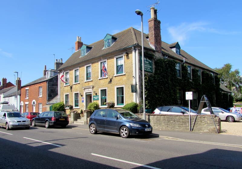 The Bridge House Hotel (via Wikimedia Commons, CC BY-SA 2.0)
