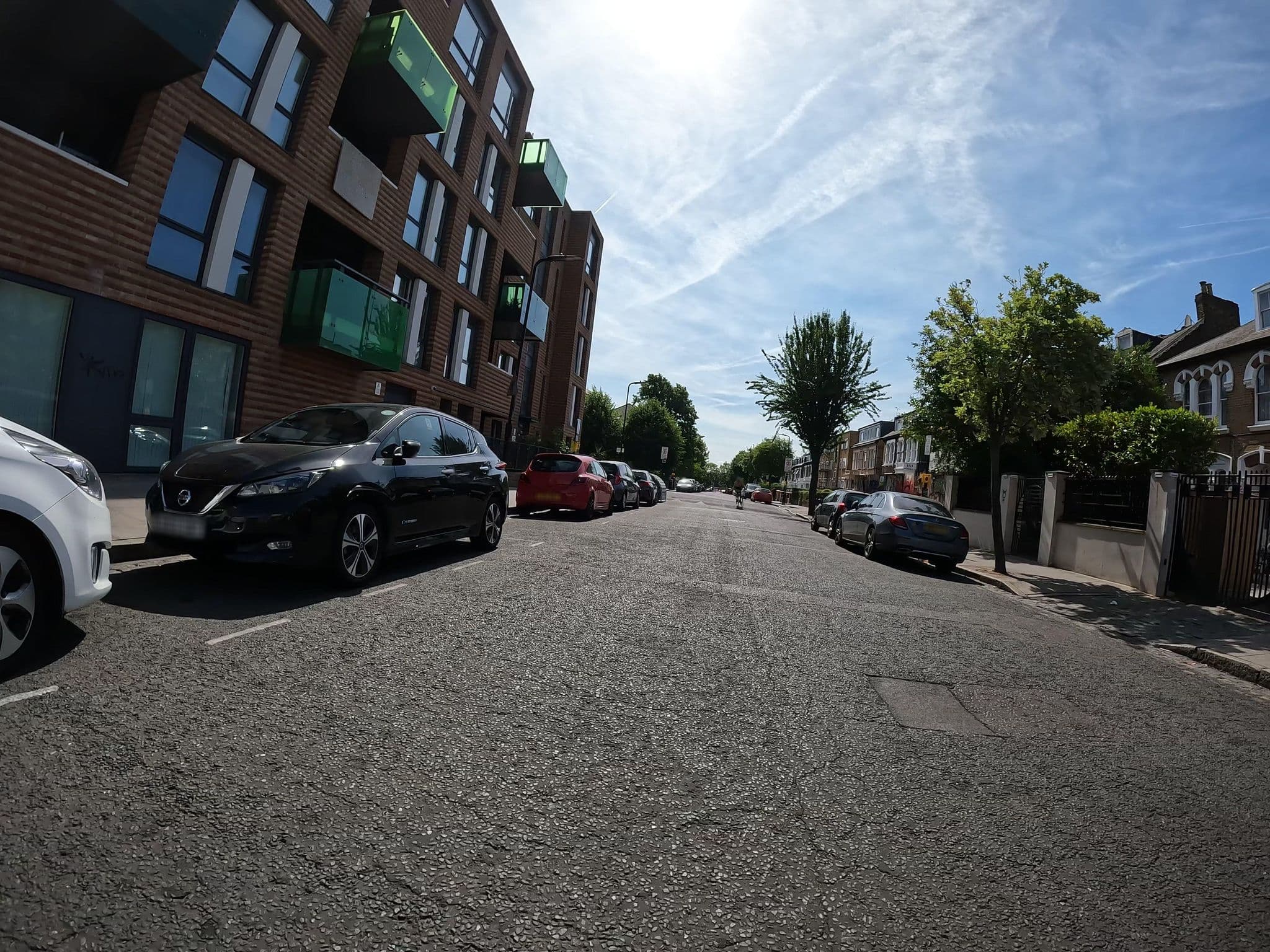 Street view near Queen's Drive Hotel, Stroud Green — © erias (CC BY-SA · Mapillary)