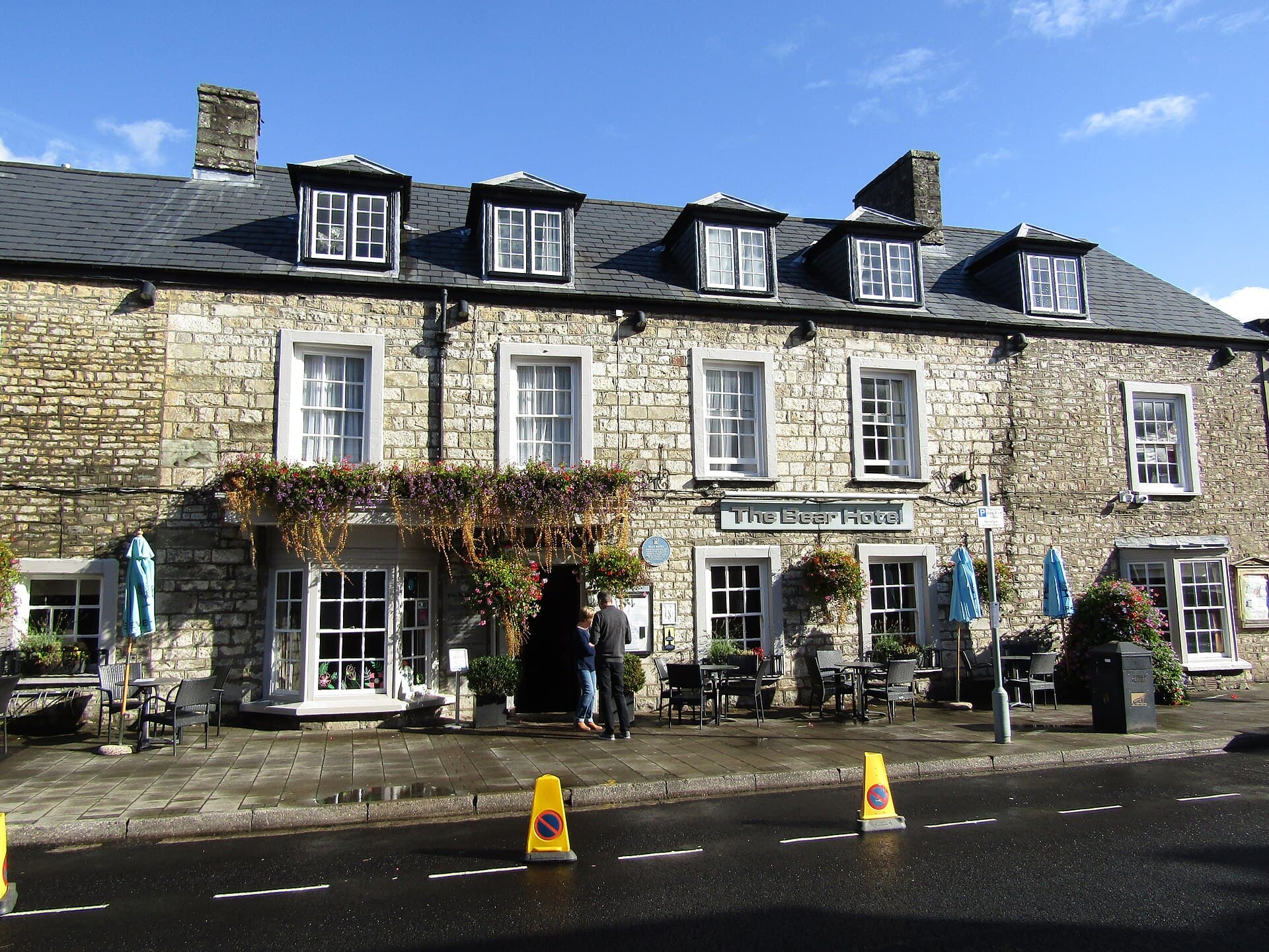The Bear Hotel (via Wikimedia Commons, CC BY-SA 2.0)