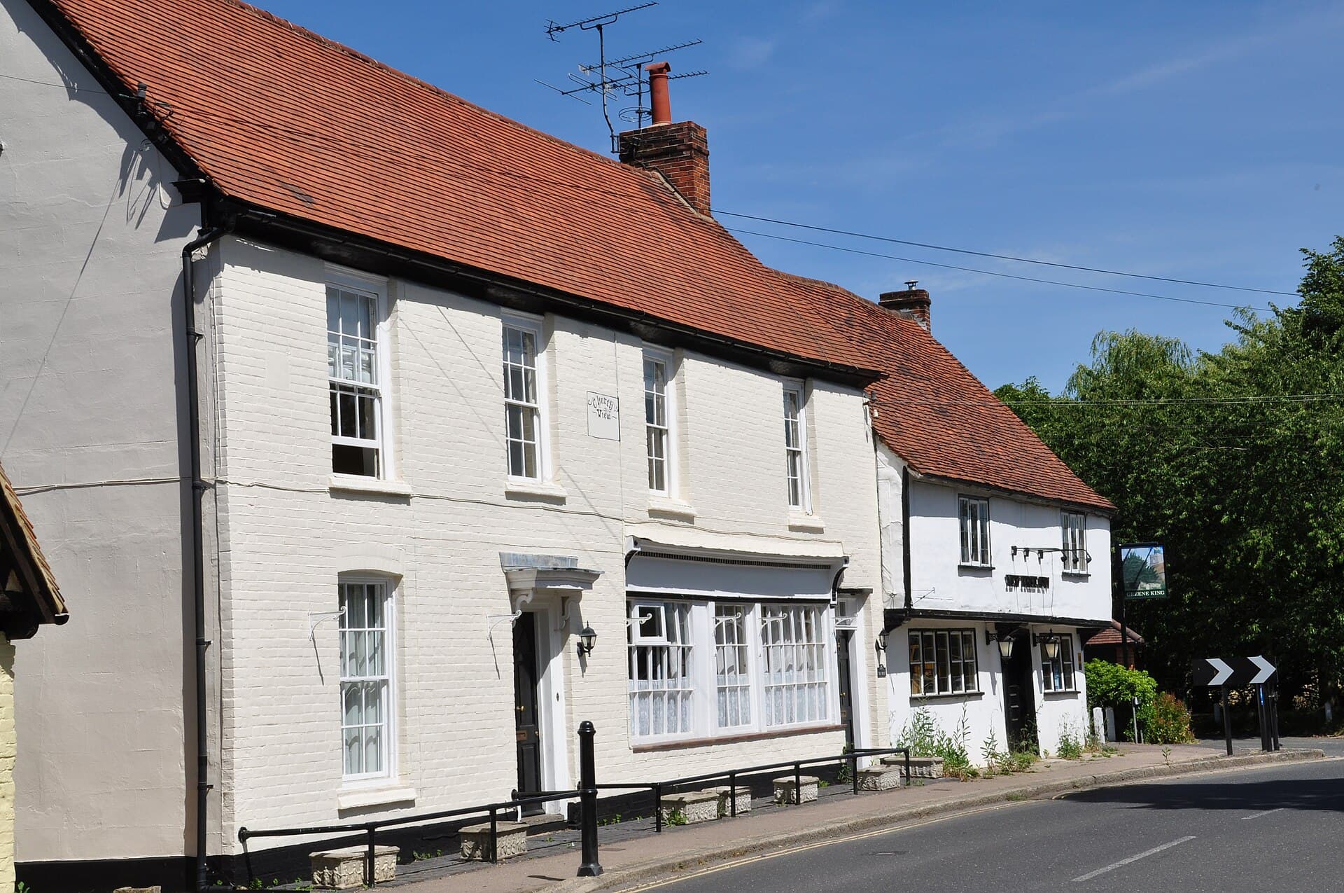 The Yew Tree Inn (via Wikimedia Commons, CC BY-SA 2.0)