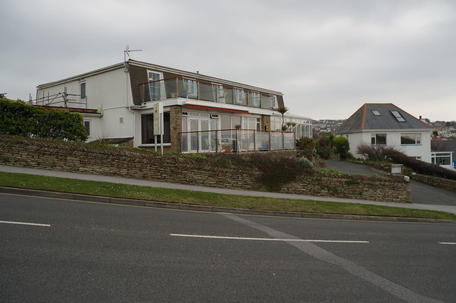Porth Beach Hotel (via Wikimedia Commons, CC BY-SA 2.0)