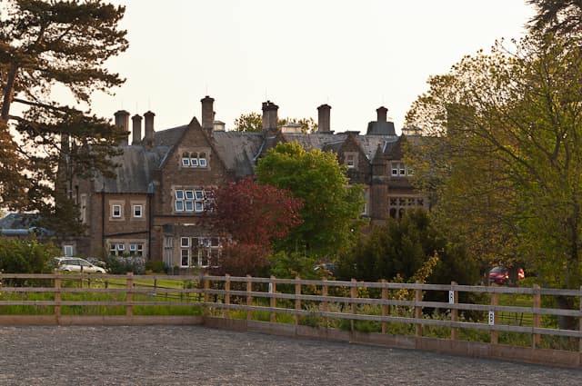 Hartsfield Manor (via Wikimedia Commons, CC BY-SA 2.0)