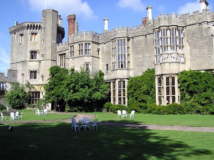 Thornbury Castle Hotel (via Wikimedia Commons, Public domain)