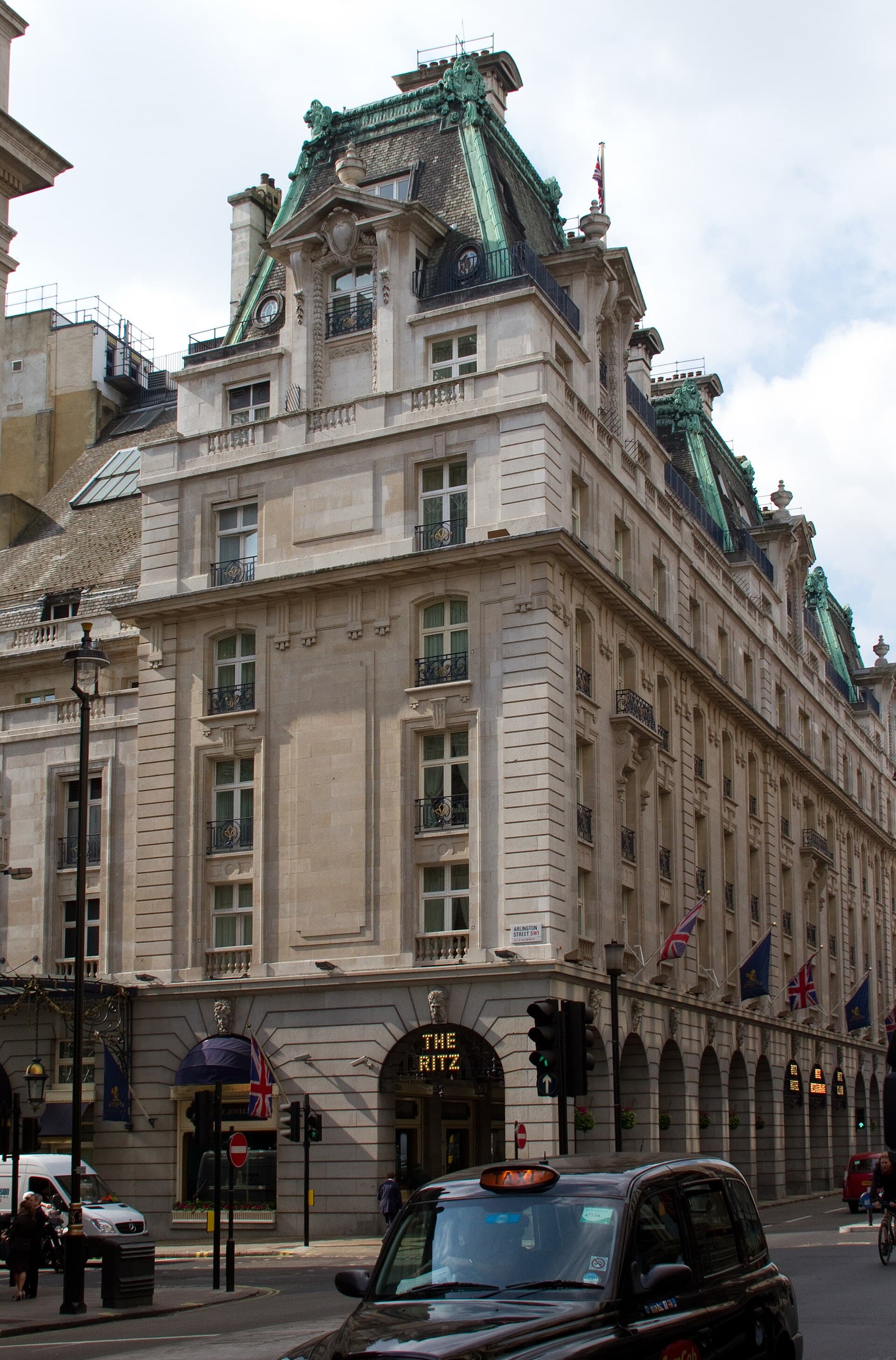 The Ritz London (via Wikimedia Commons, CC BY 2.0)