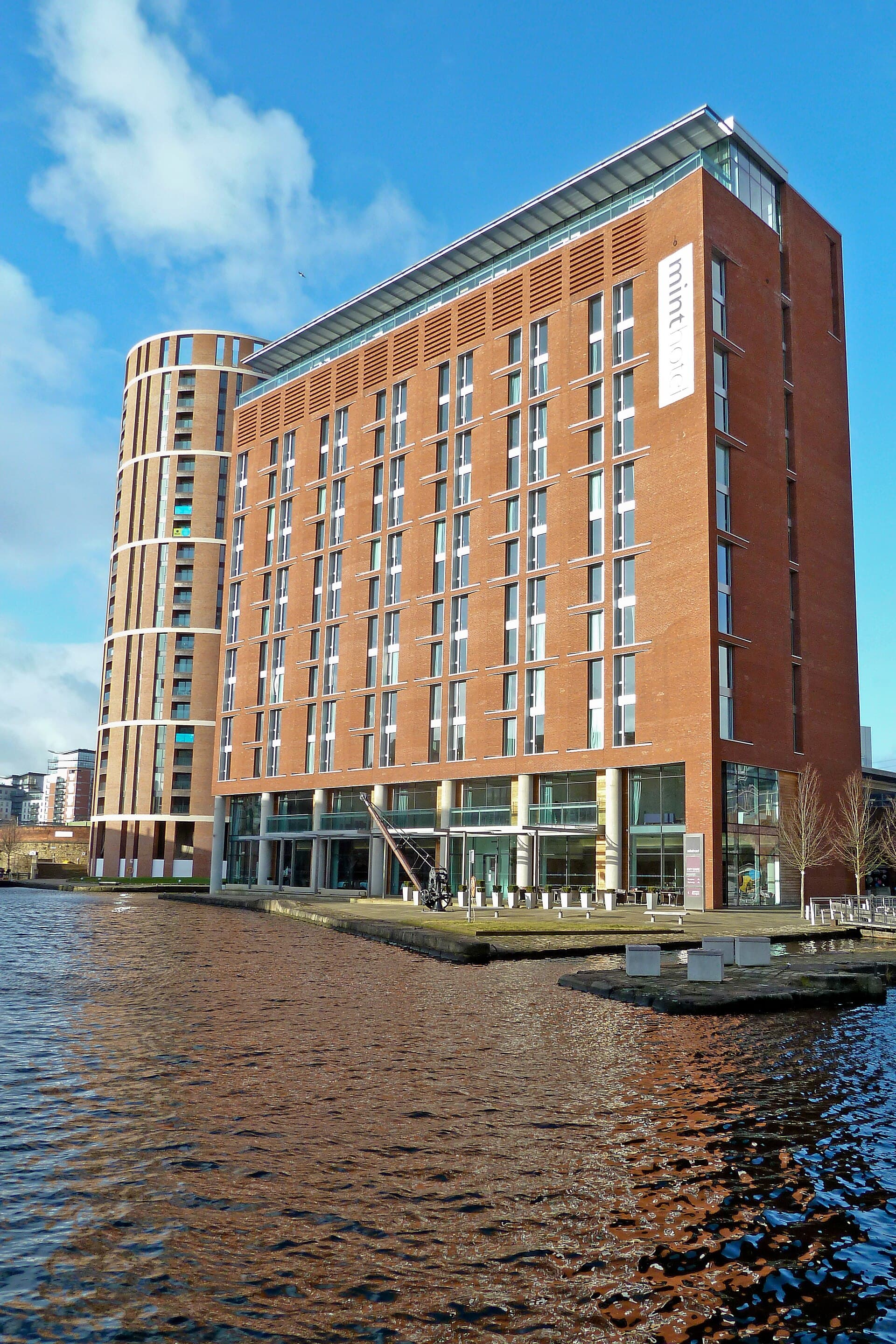 DoubleTree by Hilton Leeds City Centre (via Wikimedia Commons, CC BY 2.0)