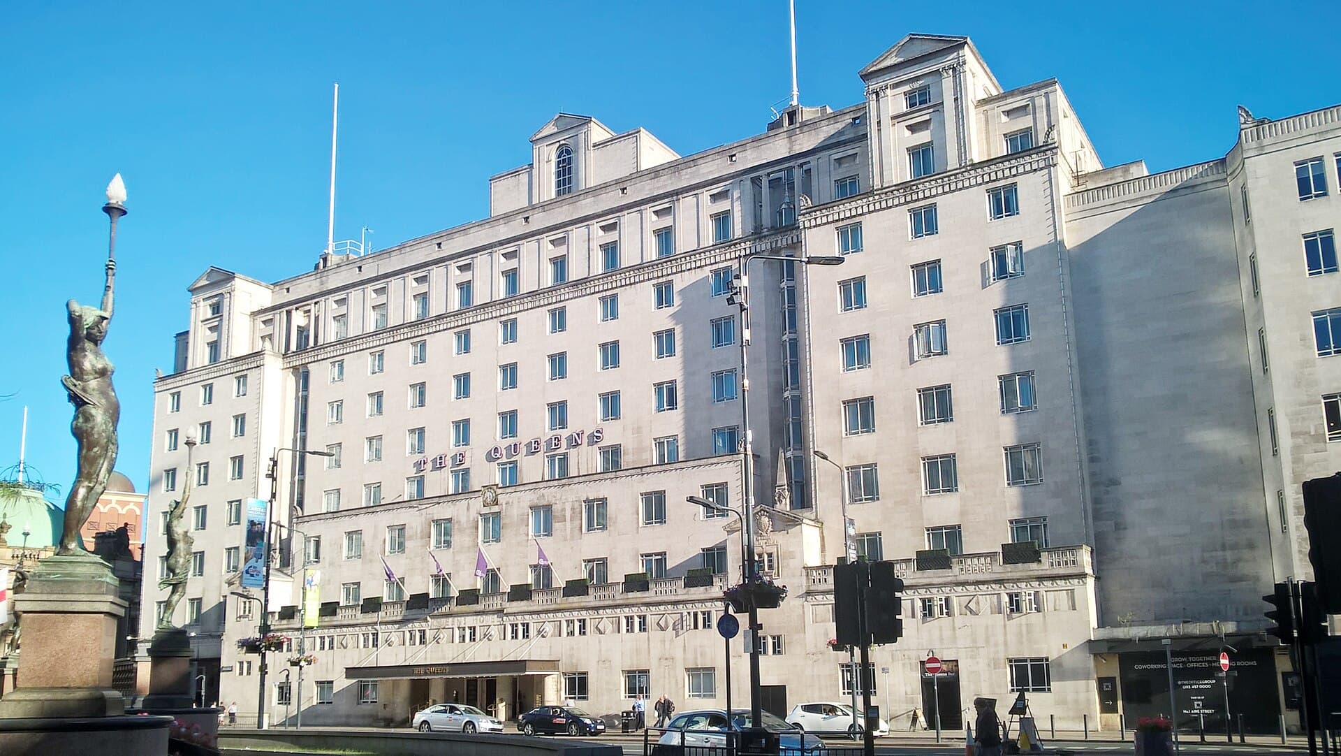 The Queens Hotel (via Wikimedia Commons, CC BY-SA 4.0)