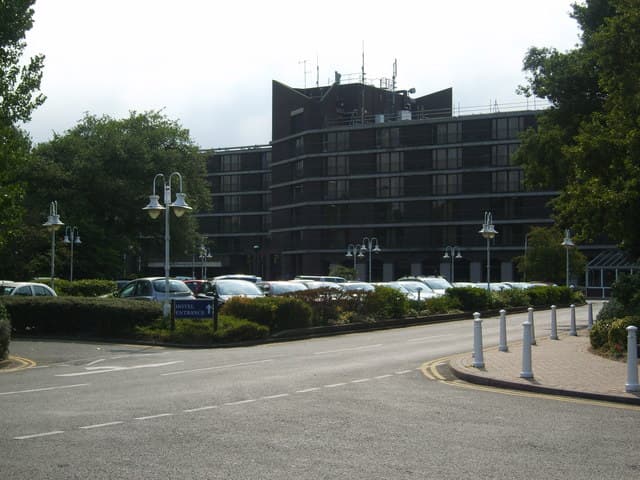 Hilton Birmingham Metropole (via Wikimedia Commons, CC BY-SA 2.0)