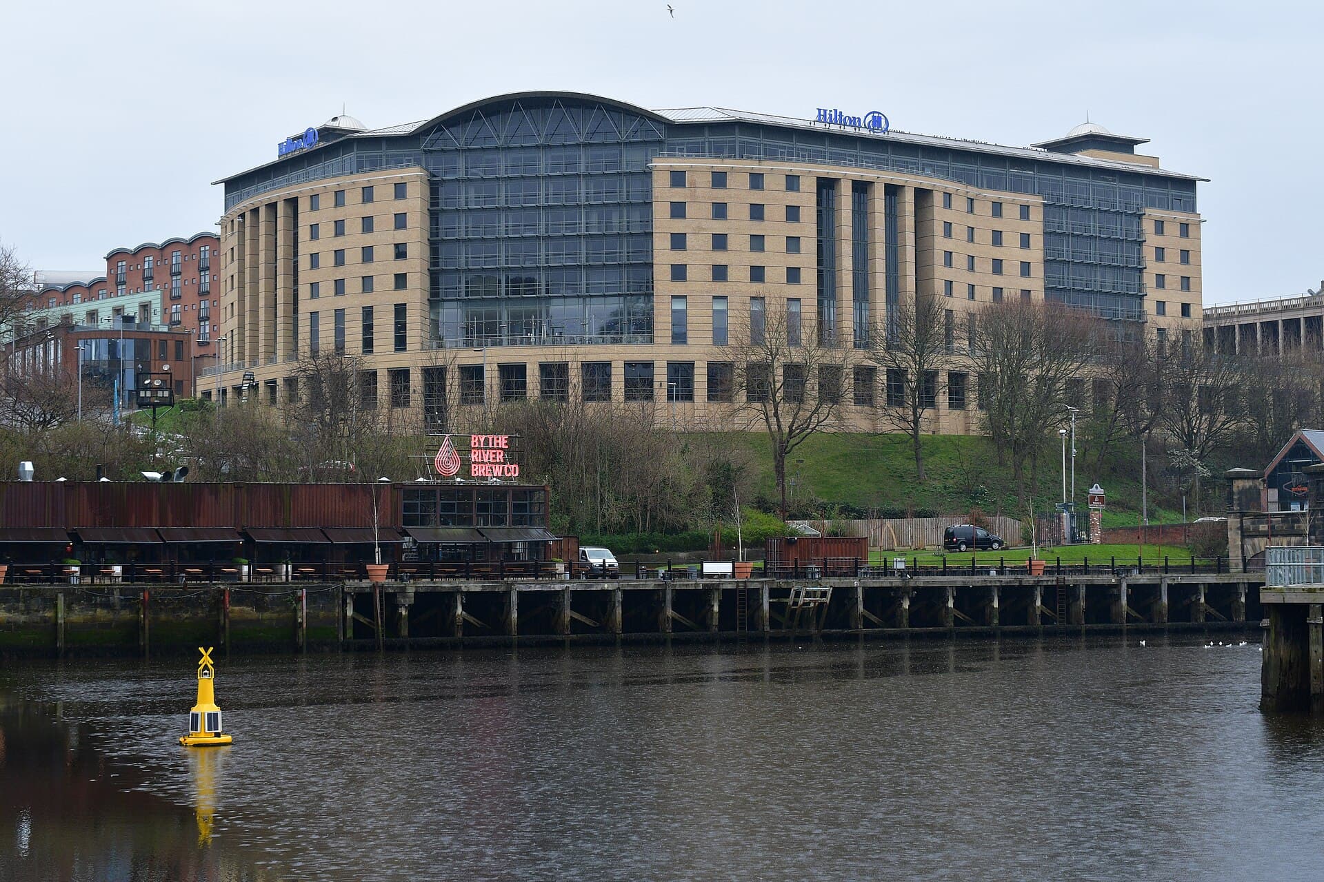 Hilton Newcastle Gateshead (via Wikimedia Commons, CC0)