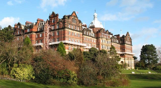 DoubleTree by Hilton Harrogate Majestic Hotel & Spa (via Wikimedia Commons, CC BY-SA 2.0)
