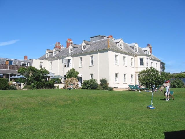 Moonfleet Manor (via Wikimedia Commons, CC BY-SA 2.0)