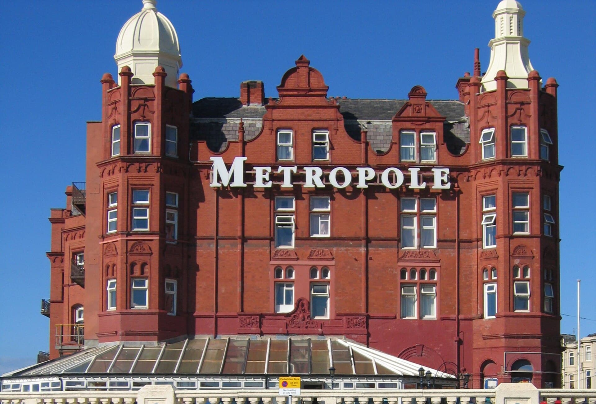 Britannia Grand Metropole Hotel (via Wikimedia Commons, BSD)