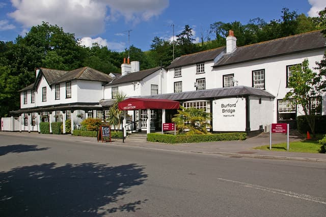 Burford Bridge Hotel (via Wikimedia Commons, CC BY-SA 2.0)